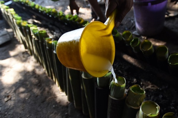 santan yang di masukan ke dalam sebilah bambu