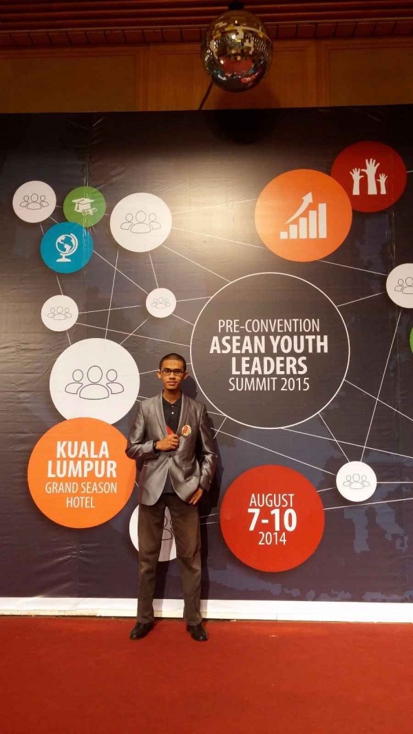 Hafizh delegasi Indonesia untuk acara ASEAN Pre-Convention: Youth Leaders Summit 2015. Beliau sambil memasarkan produk di acara tersebut (Dok. Hafizh)