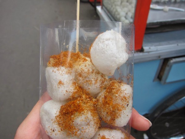 Cimol banyak ditemui di pedagang kaki lima. Kemasannya sederhana dan kurang menarik. Sedap disantap saat masih panas (Foto dari kuliner.panduanwisata.id; wannavisitindonesia.blogspot.com)