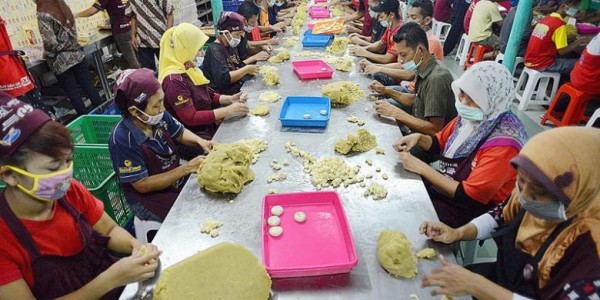 Pembuatan Bakpia (Sumber: sidomi.com)