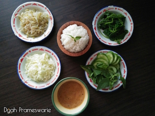 Nasi Putih, sayuran Rebus dan Bumbu Pecel