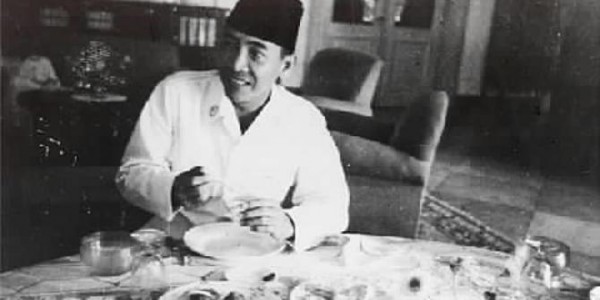 Presiden Soekarno dalamasa pengasingan di Bengkulu antara 1938-1942