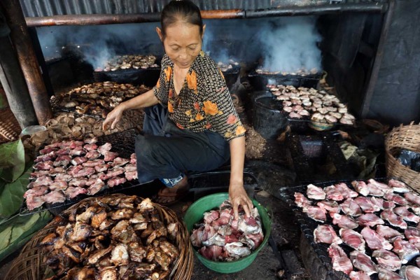 Sentra Pengasapan Ikan di Kelurahan Bandarharjo Semarang Utara