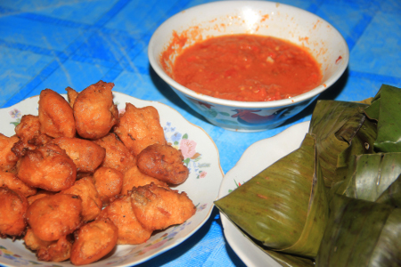 Penyajian Sala Lauak dengan Nasi dan Sambal