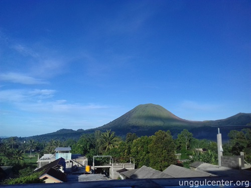 Gunung Lokon dilihat dari Hotel Jhoannie