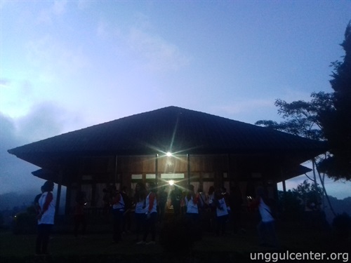 rumah pandang di bukit