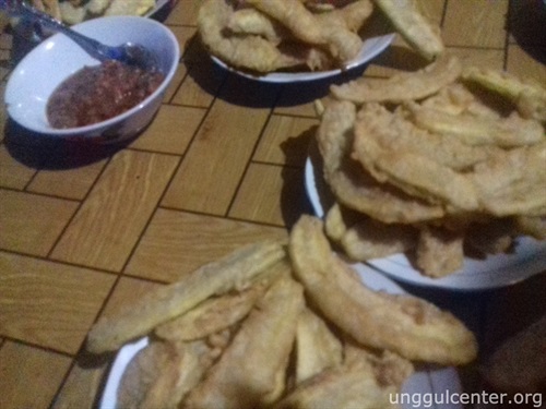 pisang goroho dengan dabu-dabu balacang (fermentasi isi ikan)