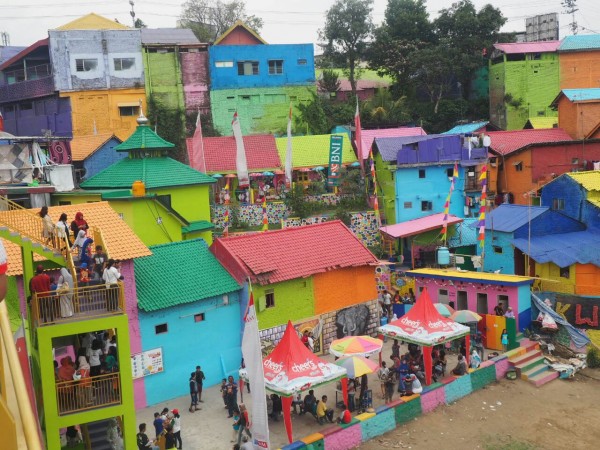 Kampung warna warni