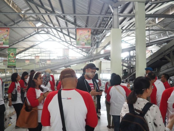 Suasana tour ke pabrik pengolahan buah apel