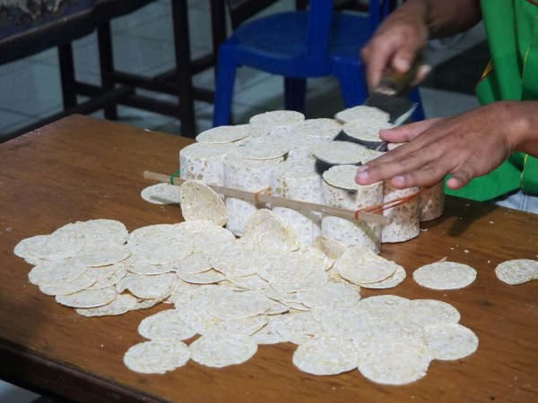 atraksi mengiris tempe dengan manual