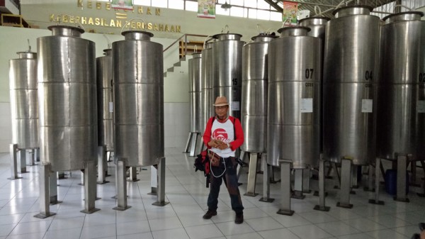 Tabung-tanung besar di pabrik pengolahan apel Kusuma Agro Wisata. (bozzmadyang)