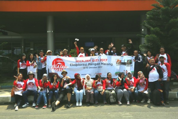 Berfoto bersama di Bandara Abdul Rachman Saleh