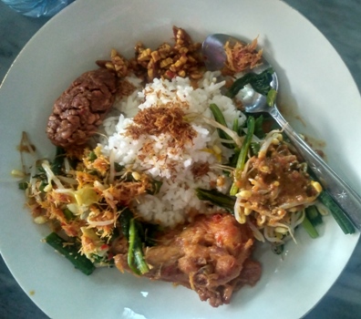 nasi campur dengan pecel, urap, ayam bumbu rujak, menjes