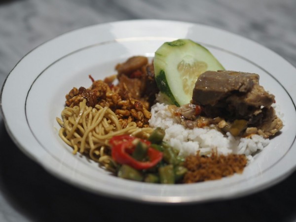 1 porsi Nasi Campur