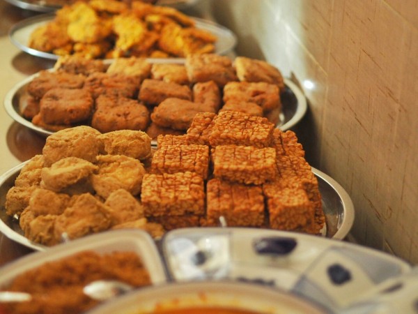 Tempe Tahu dan bakwan goreng