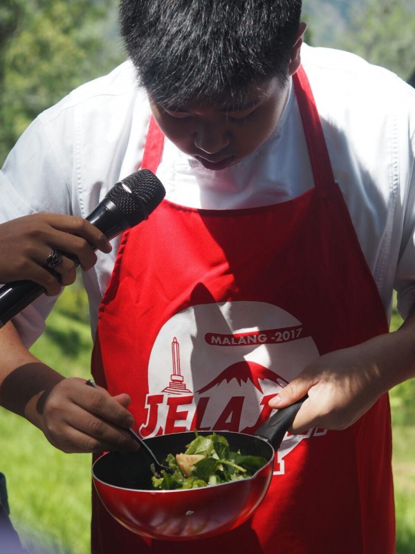 Aksi Chef Revo dalam membuat Salad