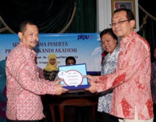 <strong>Medical Director Sarihusada Ahmad Hamdani (kanan) menyerahkan plakat Program Srikandi Academy kepada</strong>